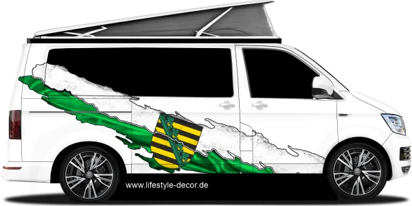 Autotattoo mit der Fahne von Sachsen auf Fahrzeugseite von Camper