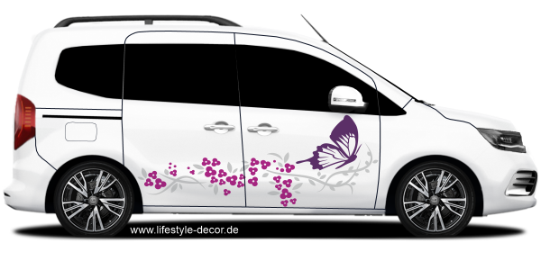 Buntes Autotattoo Blütenzauber mit Falter auf hellem Van