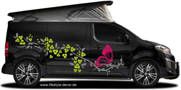 Buntes Autotattoo Blütenzauber mit Falter auf dunklem Campervan
