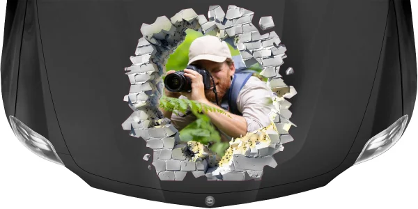 Eigenes Foto als Autofolie Loch in der Wand auf dunkler Motorhaube