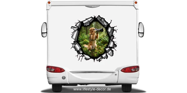 Eigenes Foto als Hundeaufkleber Metallloch auf hellem Heck eines Wohnmobils