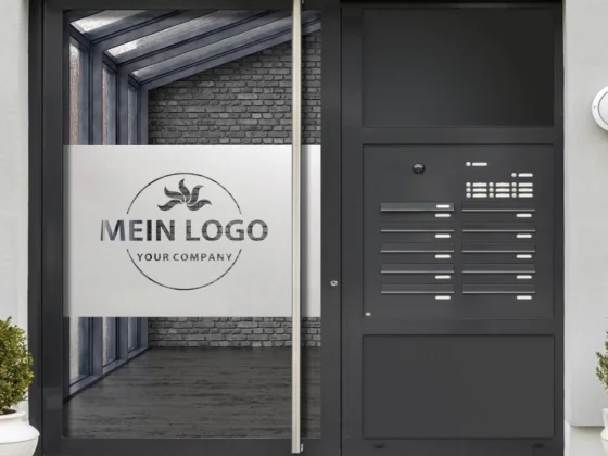 Sichtschutz Milchglasfolie Firmenlogo - Beispielbild auf Eingangstür