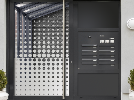 Preview: Exclusive Fensterfolie mit Form aus Kreisen auf Haustür