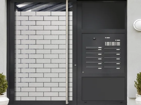 Fensterfolie Mauer auf Eingangstür