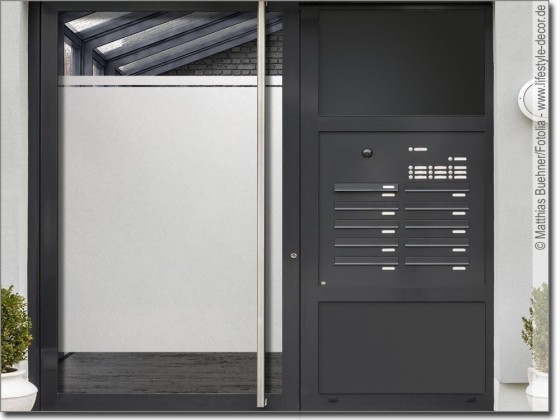 Preview: Fensterdekorfolie mit einem Streifen auf Haustür