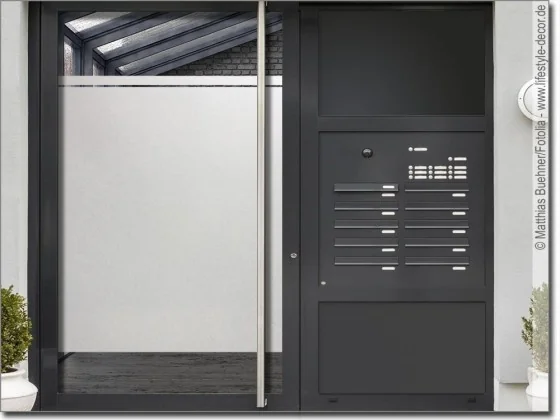 Fensterdekorfolie mit einem Streifen auf Haustür