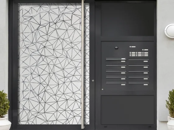 Fensterfolie Polygonnetz auf Eingandstür