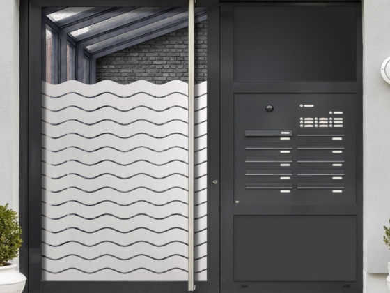 Preview: Fensterfolie Sichtschutz mit 10 cm Wellenstreifen auf Haustür