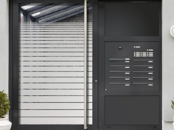 Fensterfolie Streifen Verlauf auf Haustür