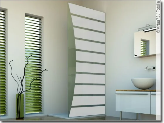 Fensterfolie Streifenbogen auf Duschwand