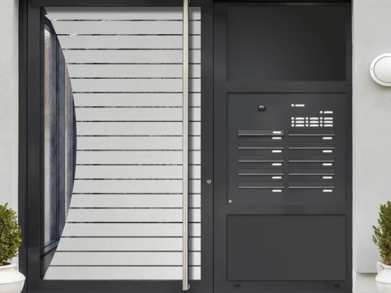 Fensterfolie Streifenbogen auf Haustür