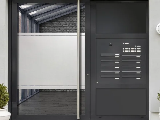 Fensterfolie Zwei Streifen 5/1 auf Haustür