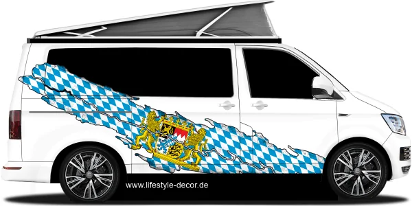 Flagge Bayern als Autoaufkleber auf Fahrzeugseite von Camper