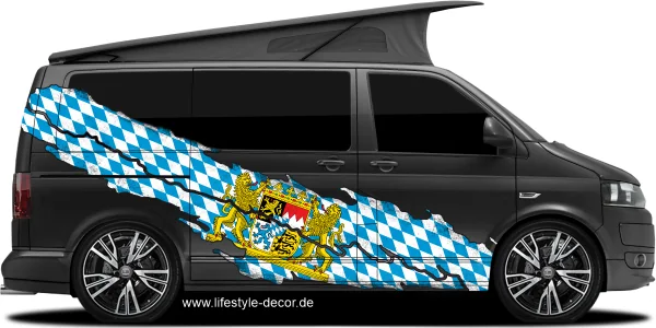 Flagge Bayern als Autoaufkleber auf Fahrzeugseite von dunklem Campervan