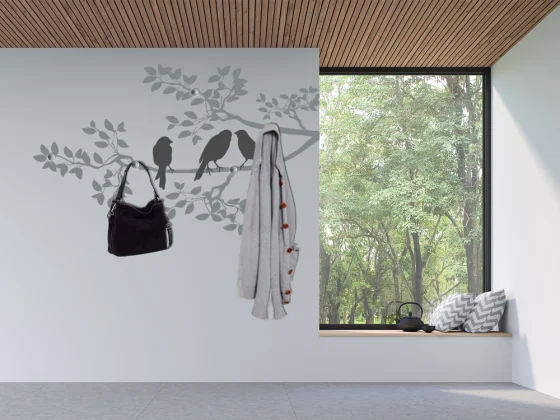 Ast mit Vögeln als dekorative Wandgarderobe im Eingang
