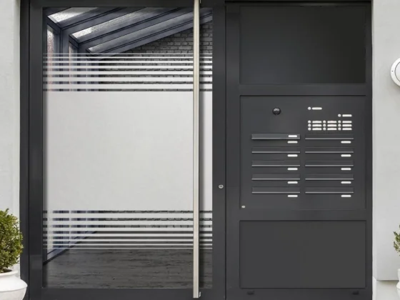 Sichtschutz mit dünnen Streifen auf Haustür