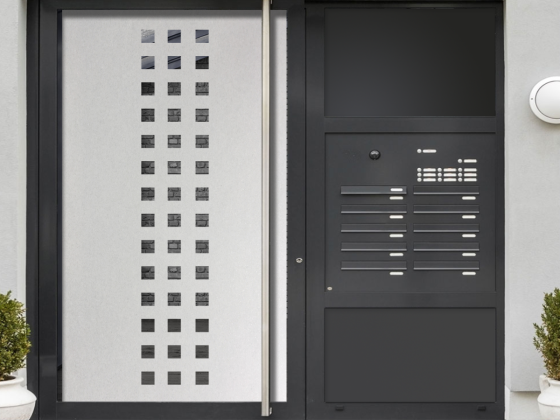 Preview: Glasbanner Quadrate als Sichtschutz auf Haustür