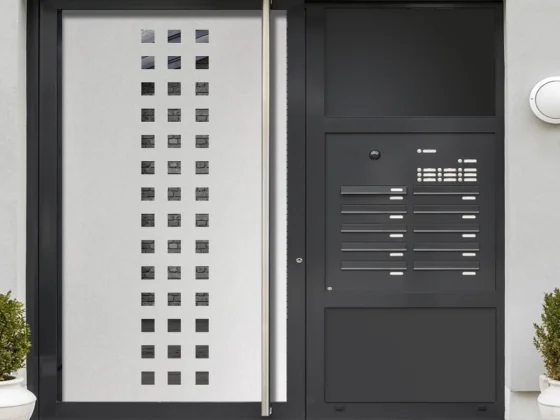 Glastür Milchglasfolie Quadrate auf Haustür