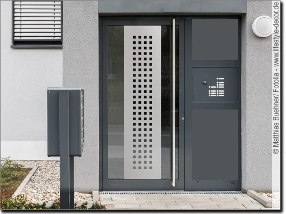 Glastür Milchglasfolie Quadrate auf Eingangstür