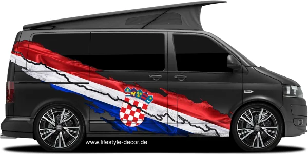 Autoaufkleber Kroatische Flagge auf Fahrzeugseite von dunklem Campervan