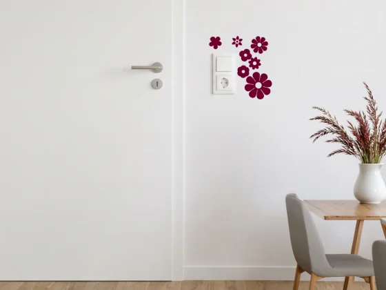 Steckdosentattoo mit Blumen