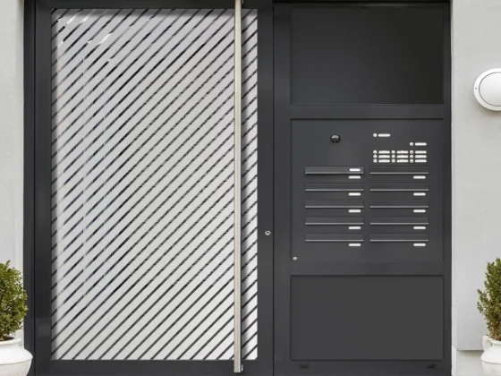 Milchglasfolie Gewerbe Schrägstreifen 3/1 auf Eingangstür