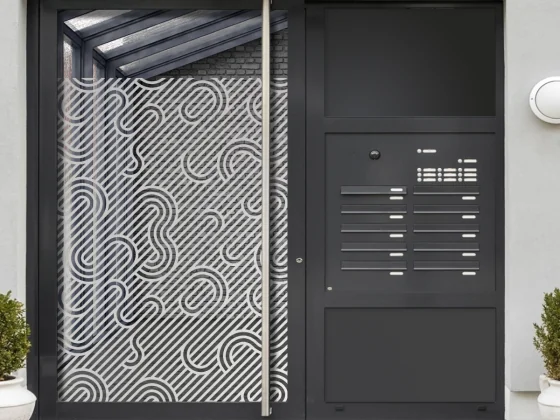 Milchglasfolie Gewerbe Schwunglinien auf Eingangstür
