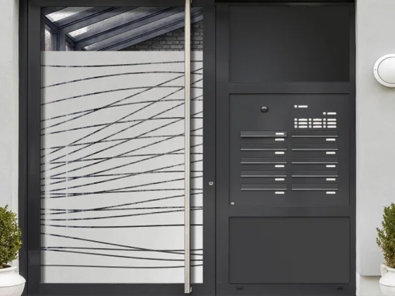 Milchglasfolie Gewerbe Streifenmuster auf Eingangstür