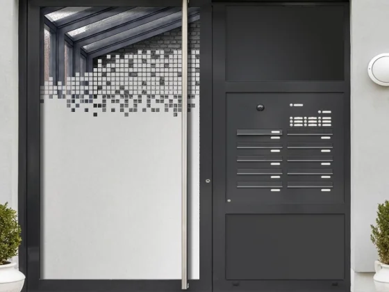 Glasfolie mit Quadraten als Sichtschutz auf Haustür