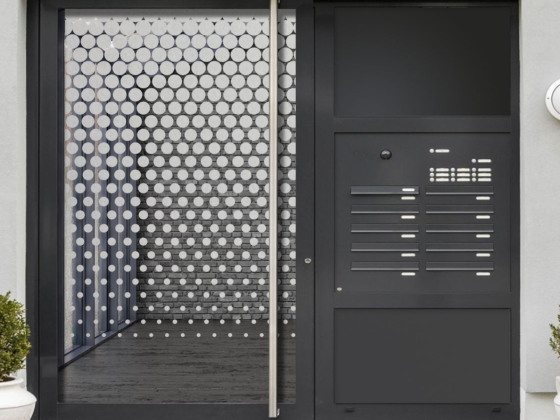 Milchglasfolie Sichtschutz Verlauf Kreise von oben nach unten auf Eingangstür