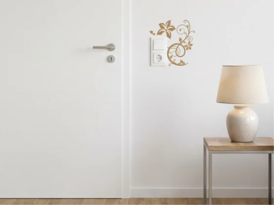 Steckdosentattoo mit floralem Motiv