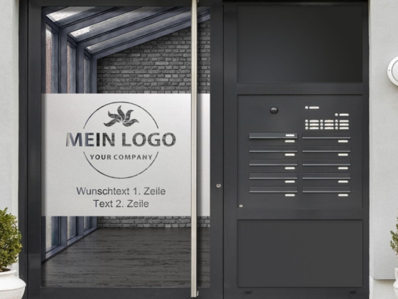 Sichtschutz Firmenlogo mit Wunschtext auf Eingangstür