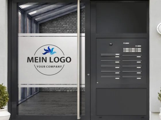 Milchglasfolie mit zwei Streifen Firmenlogo gedruckt auf Eingangstür