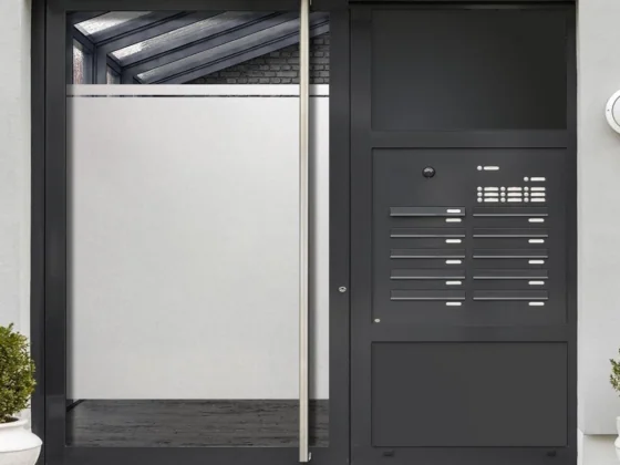 Sichtschutz Milchglasfolie Streifen auf Eingangstür