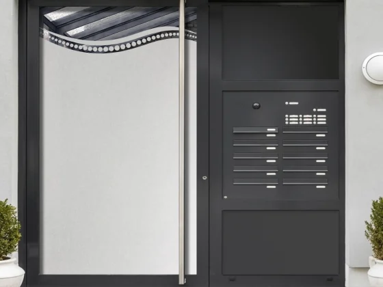 Selbstklebende Glasfolie als Sichtschutz mit moderner Welle und Kreisen auf Haustür