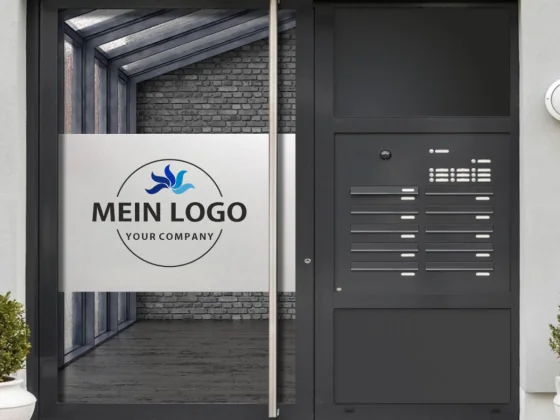 Sichtschutzfolie Firmenlogo gedruckt auf Eingangstür