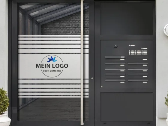 Sichtschutzfolie Streifen Firmenlogo gedruckt auf Eingangstür