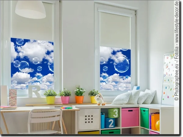 Sichtschutzfolie für Fenster im Kinderzimmer mit Seifenblasen am Himmel