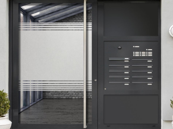 Preview: Fensterfolie mit Streifen auf Haustür