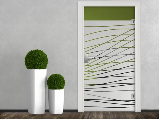 Sichtschutzfolie mit Streifenmuster auf Glastür