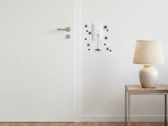 Wandtattoo für Lichtschalter mit Spinnen Motiv