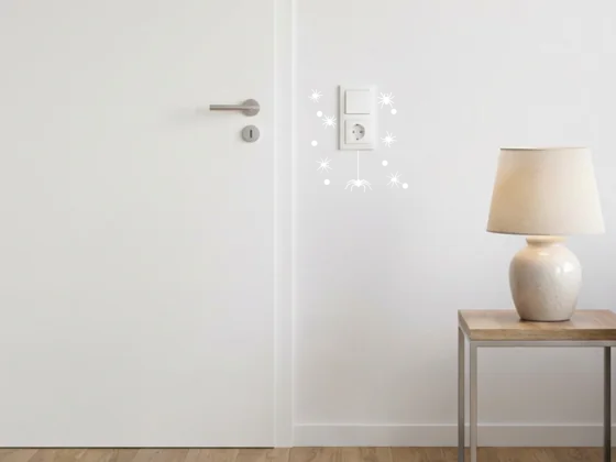 Steckdosentattoo Motiv 8 Spinnen