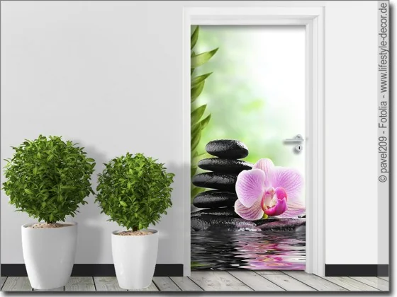 Türposter mit Orchidee, Steinen und Wasser