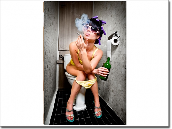 Preview: Türaufkleber Tussi auf der Toilette Preview: Türaufkleber Tussi auf der Toilette
