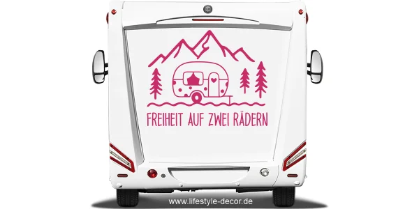 Wohnmobildekor Freiheit auf zwei Rädern auf hellem Heck eines Wohnmobils