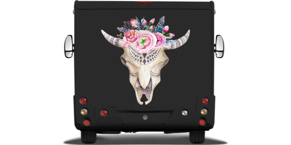 Autoaufkleber Floraler Tierschädelknochen auf Heck von dunklem Wohnmobil oder Wohnwagen Autoaufkleber Floraler Tierschädelknochen auf Heck von dunklem Wohnmobil oder Wohnwagen