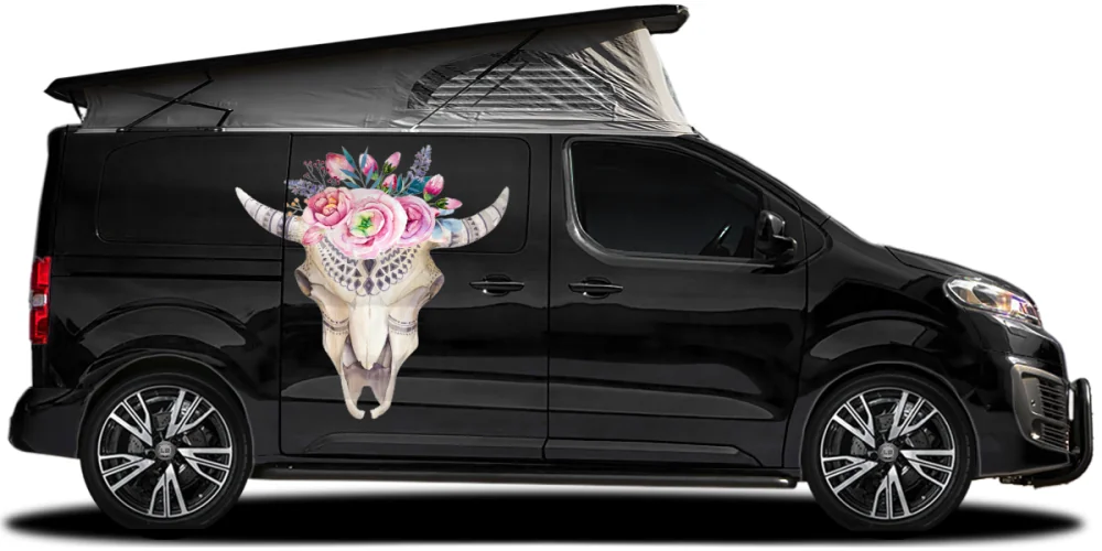 Autoaufkleber Floraler Tierschädelknochen auf dunklem Campervan Autoaufkleber Floraler Tierschädelknochen auf dunklem Campervan