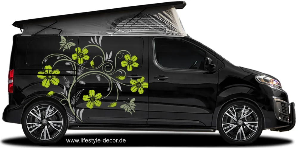 Autoaufkleber Dekorative Ranke auf dunklem Campervan Autoaufkleber Dekorative Ranke auf dunklem Campervan