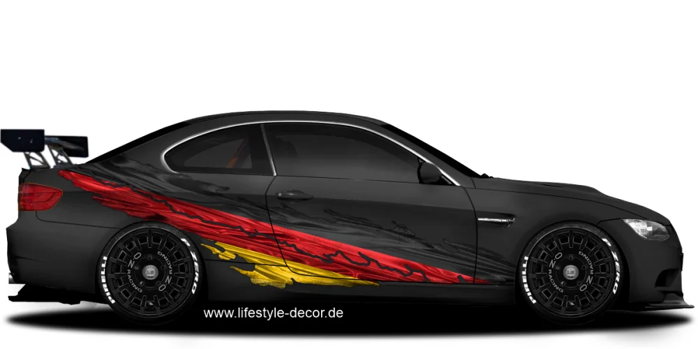 Autoaufkleber mit Deutschland Fahne auf Fahrzeugseite von dunklem Auto