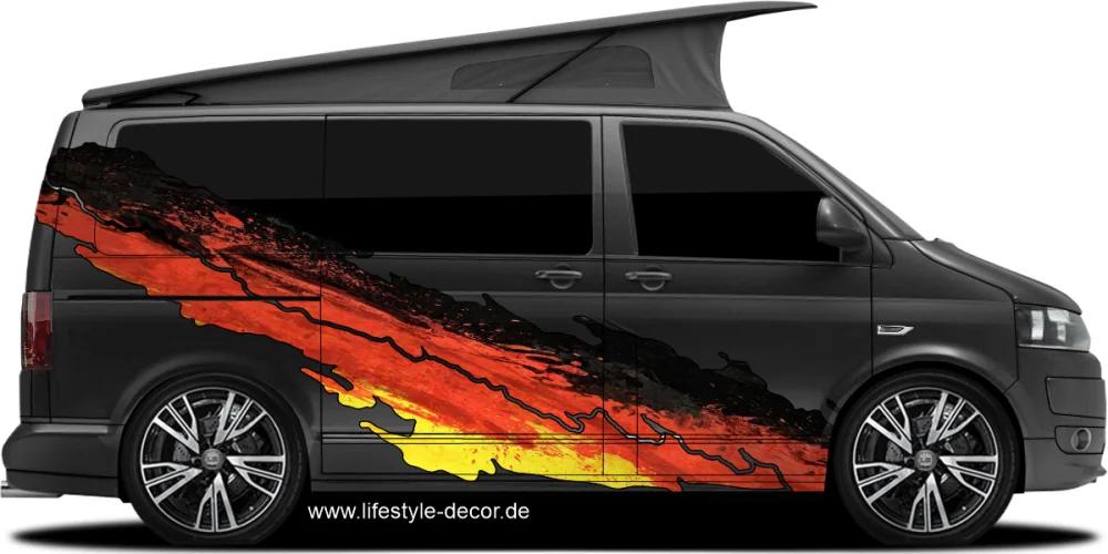 Autoaufkleber Deutschland Flagge auf Fahrzeugseite von dunklem Campervan